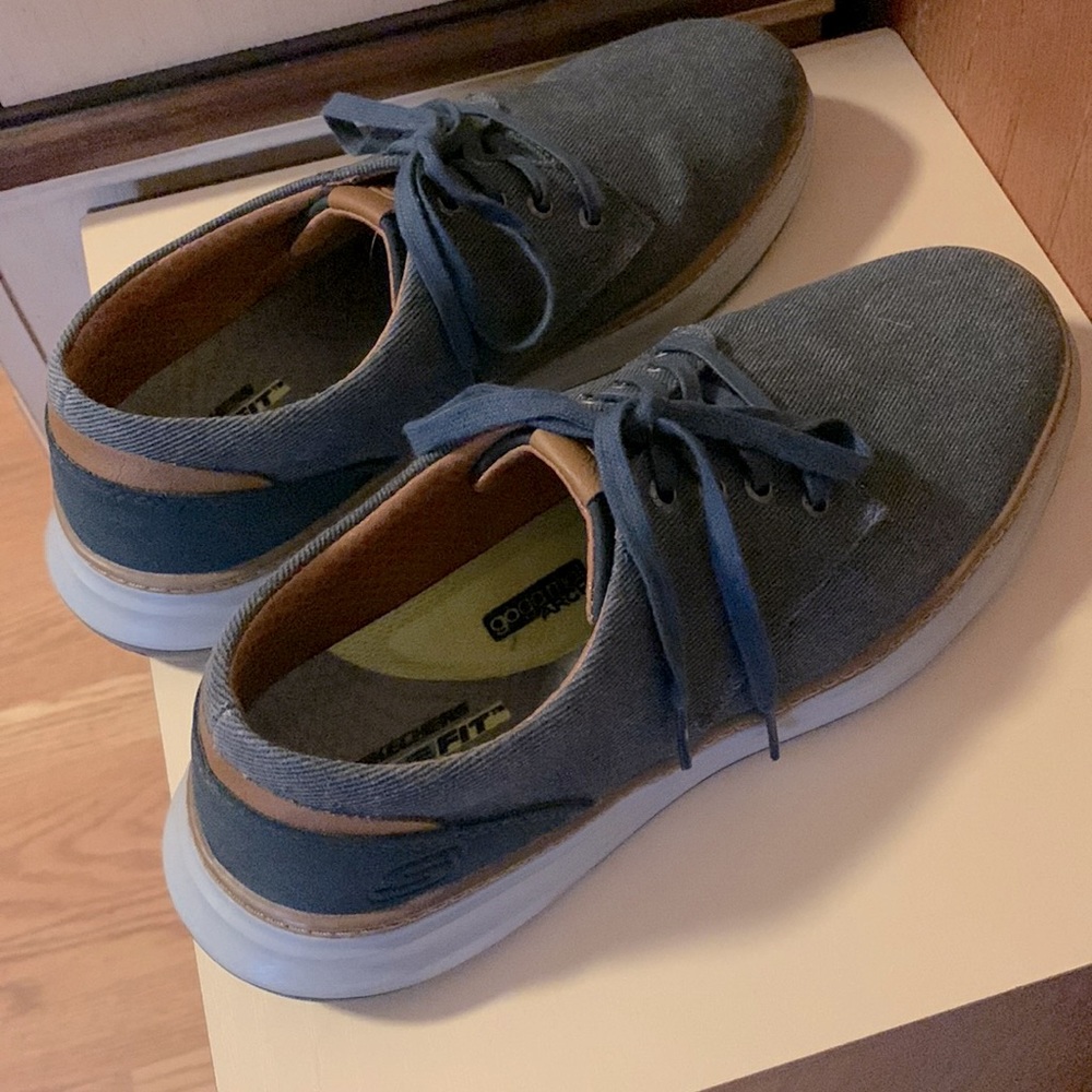 Mens size 11 Skechers casual shoe
